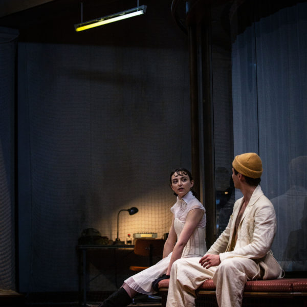 Bord de scène / La DOUBLE inconstance