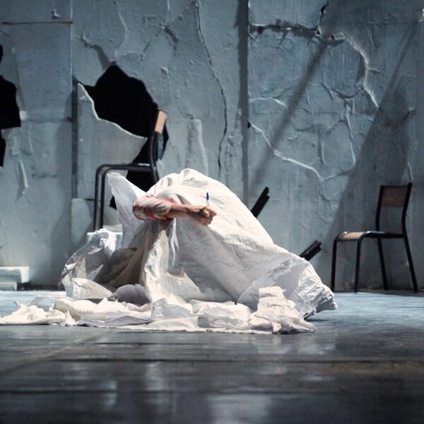 Bord de scène / Amathia