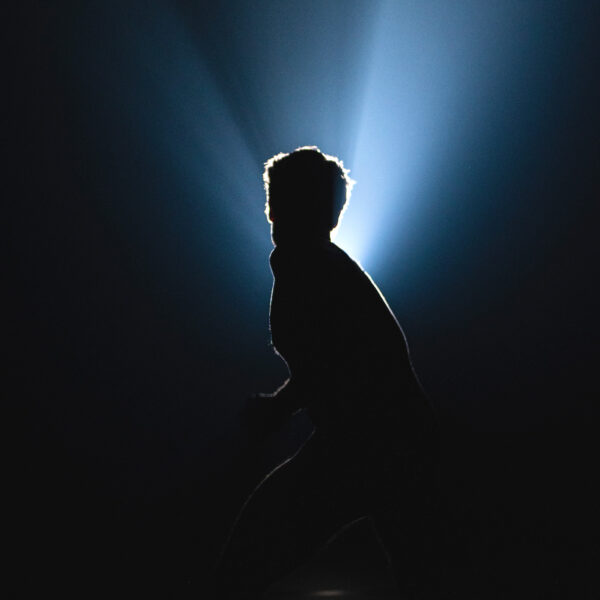 Bord de scène / 30 appearances out of darkness