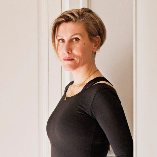 Ovidie lit « Assise, debout, couchée ! »